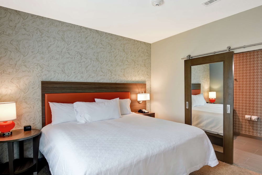 Suite, 1 King Bed, Accessible, Bathtub photo 2
