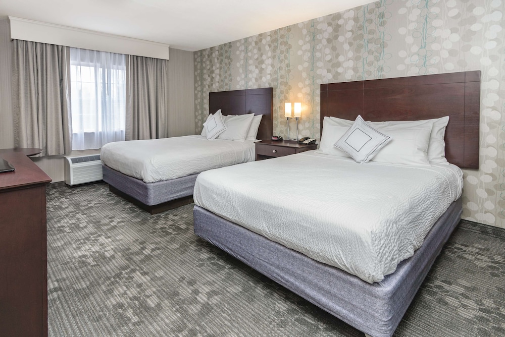 Standard Room, 2 Queen Beds, Non Smoking, Refrigerator & Microwave - Photo 2