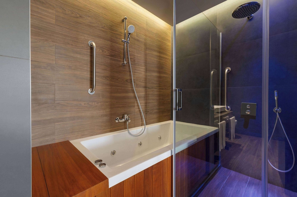 Executive Room, 1 King Bed, City View - Photo 2