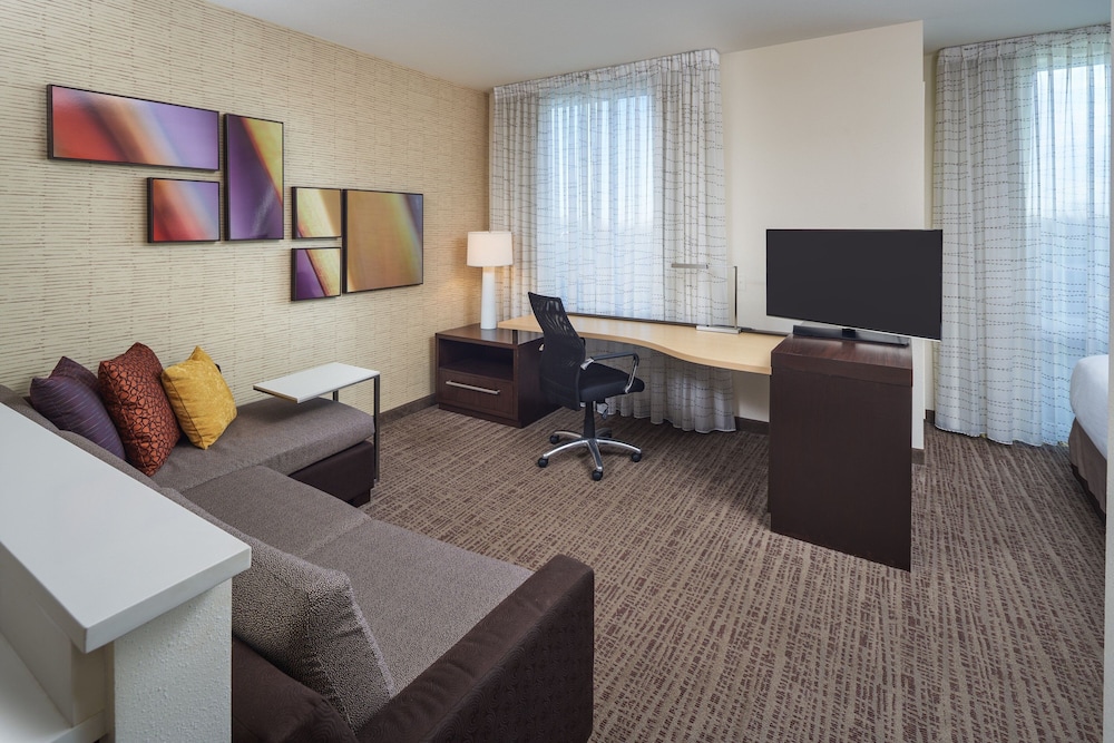 Studio, 1 King Bed with Sofa bed (Mobility/Hearing Access, Roll-In Shwr)