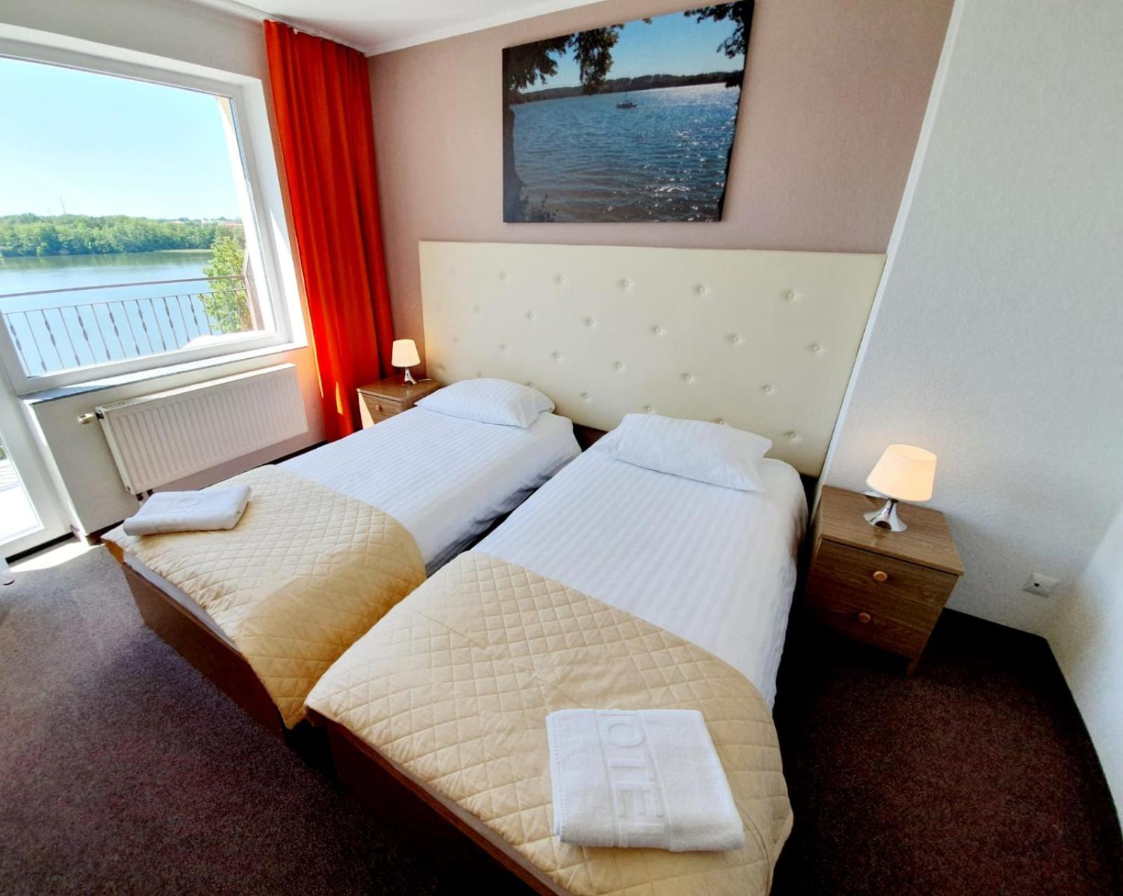 Family Room (4 Adults) with Lake View photo 2