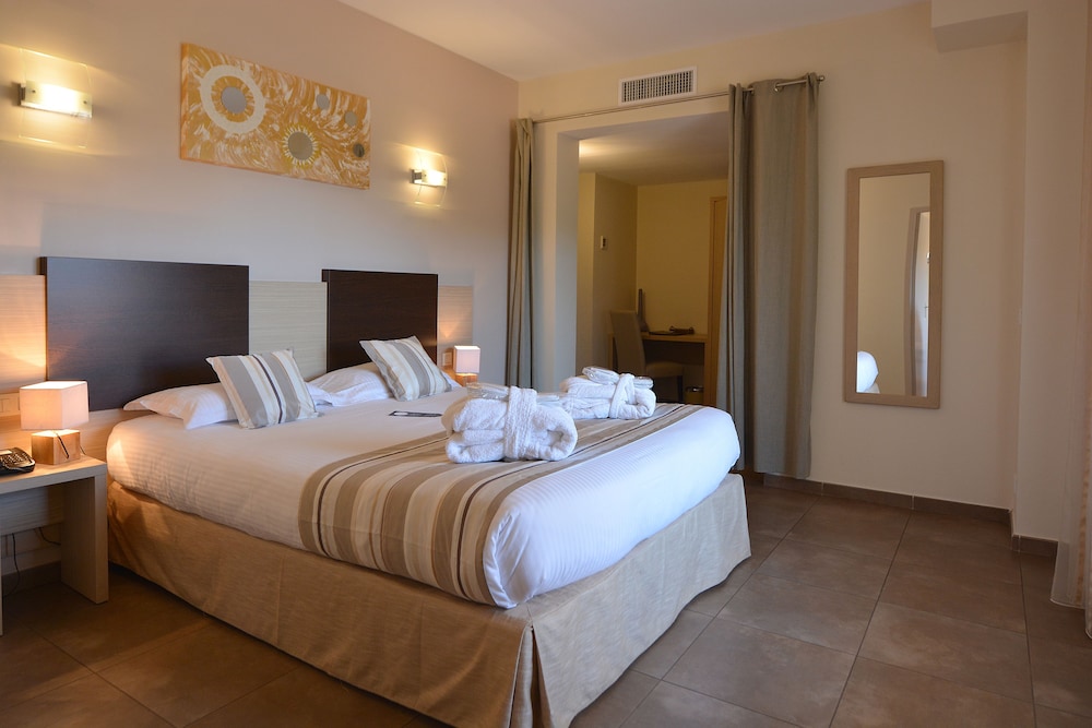 Family Suite 2 Bedrooms (Courtyard View) photo 2