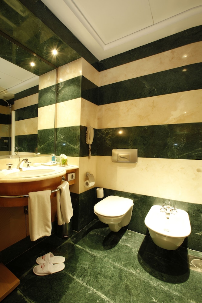 Standard Room, 1 King Bed, City View - Photo 3