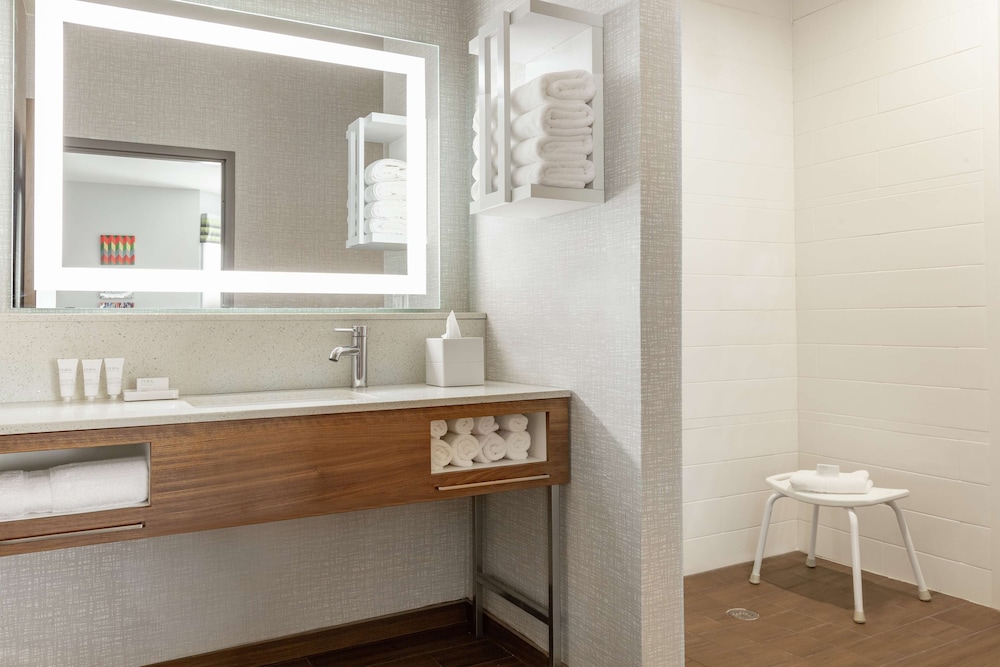 Suite, 1 King Bed, Accessible, Non Smoking - Photo 10
