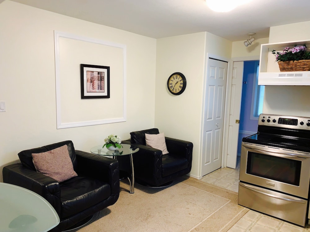 Comfort Suite, 1 Queen Bed, Non Smoking, Kitchen photo 1