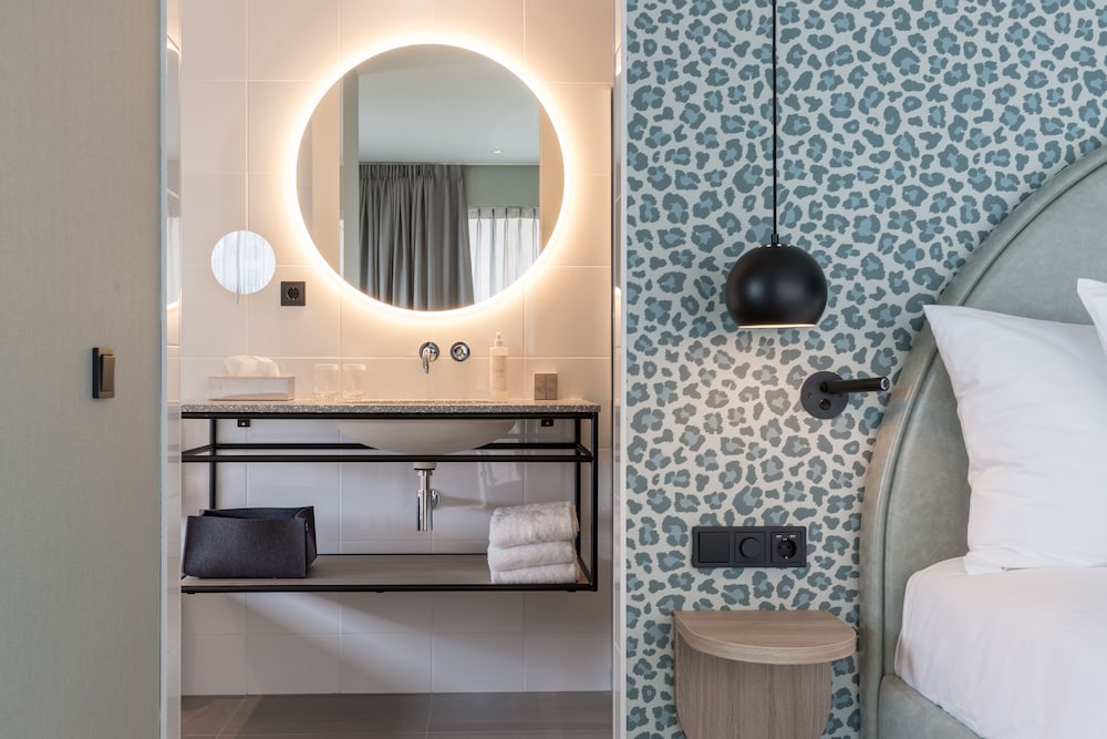 Superior Double Room, Bathtub photo 2