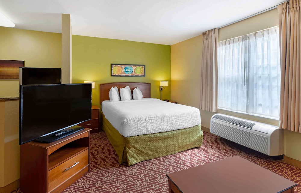 Deluxe Studio Suite, 1 Queen Bed with Sofa bed, Non Smoking, Kitchenette photo 2