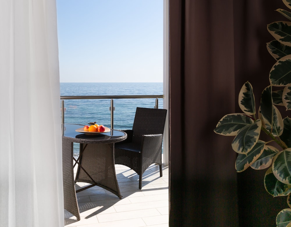 Suite, Sea View (Shower) photo 3
