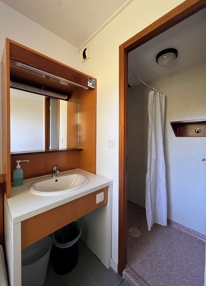 Twin Room with Ensuite Shower - Shared Toilets - Photo 5