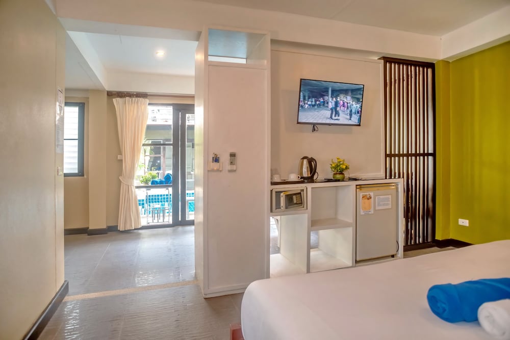 Superior Mini Suite Pool View photo 3