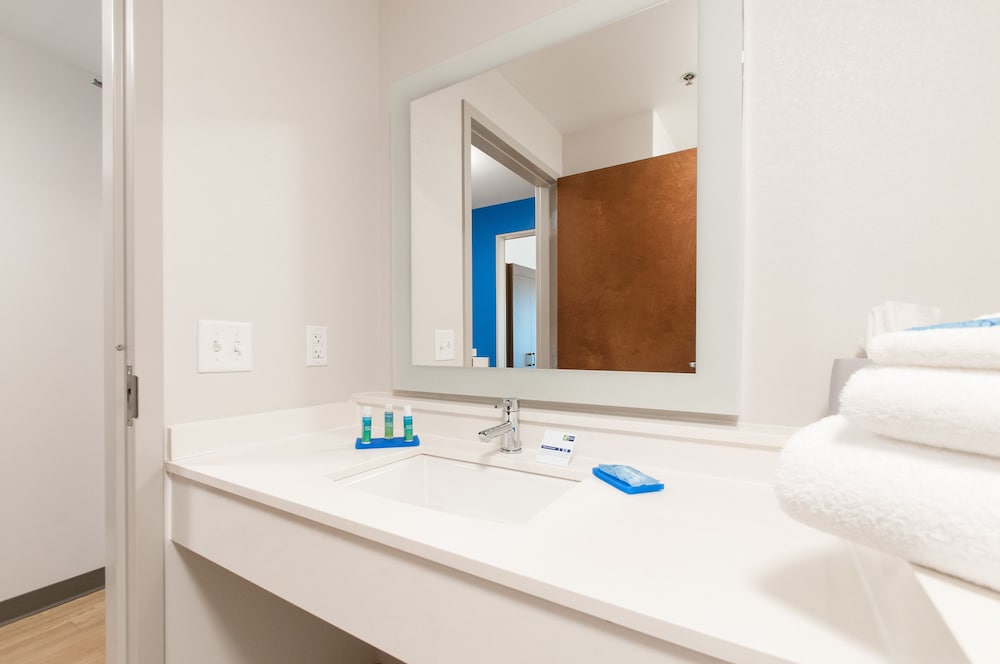 Standard Room, 1 King Bed, Mobility Accessible (Communications) - Photo 4