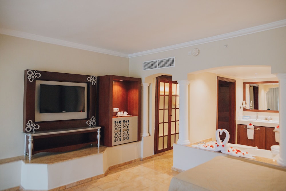 Junior Suite with Indoor Hot Tub — the resort's own picture — photo supplied by the resort