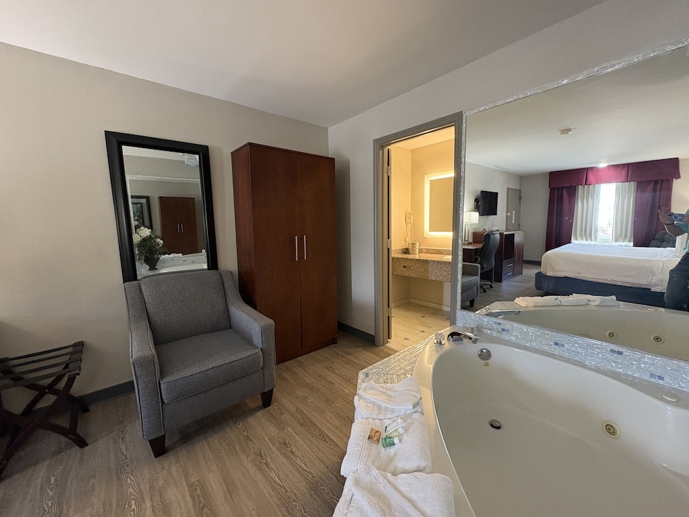 Suite (King Bed Smoking Jacuzzi Tub) - Photo 5