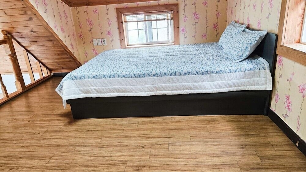 Room (Heidi A) - Photo 7