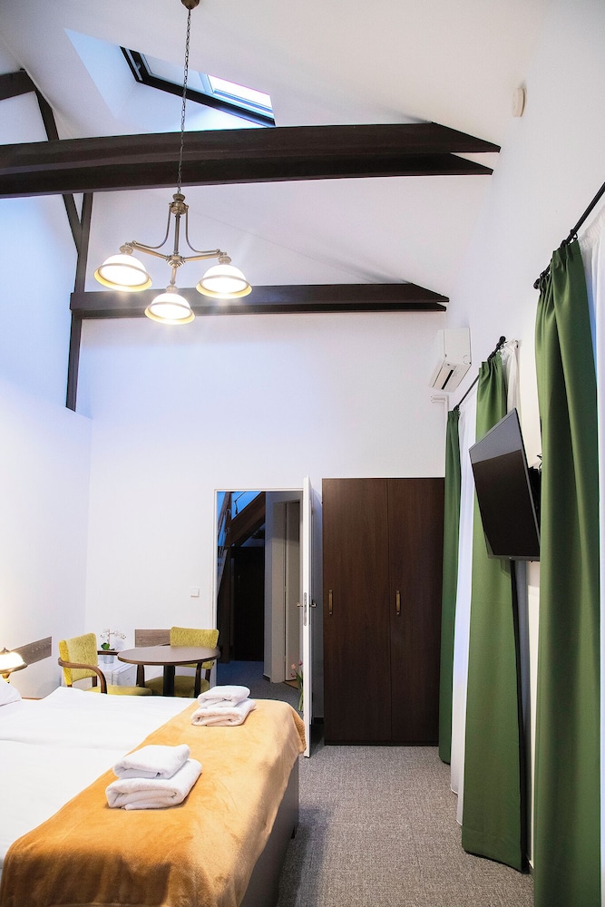 Family Suite, Ensuite, Courtyard View