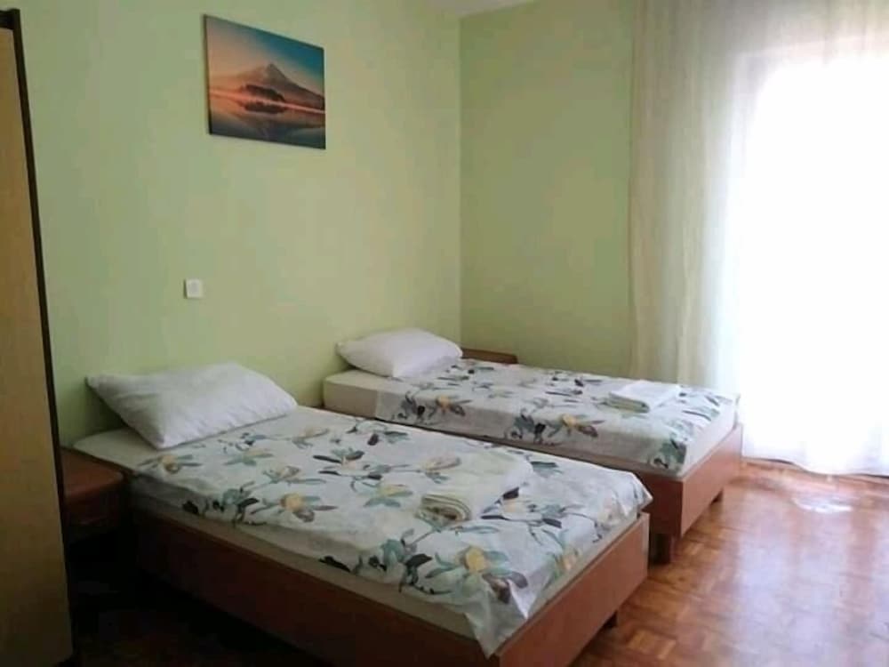 Budget Twin Room with Shared Bathroom photo 1