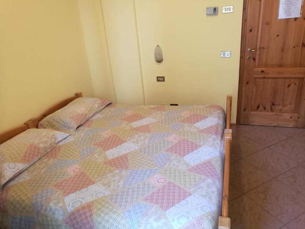 Economy Double Room photo 3