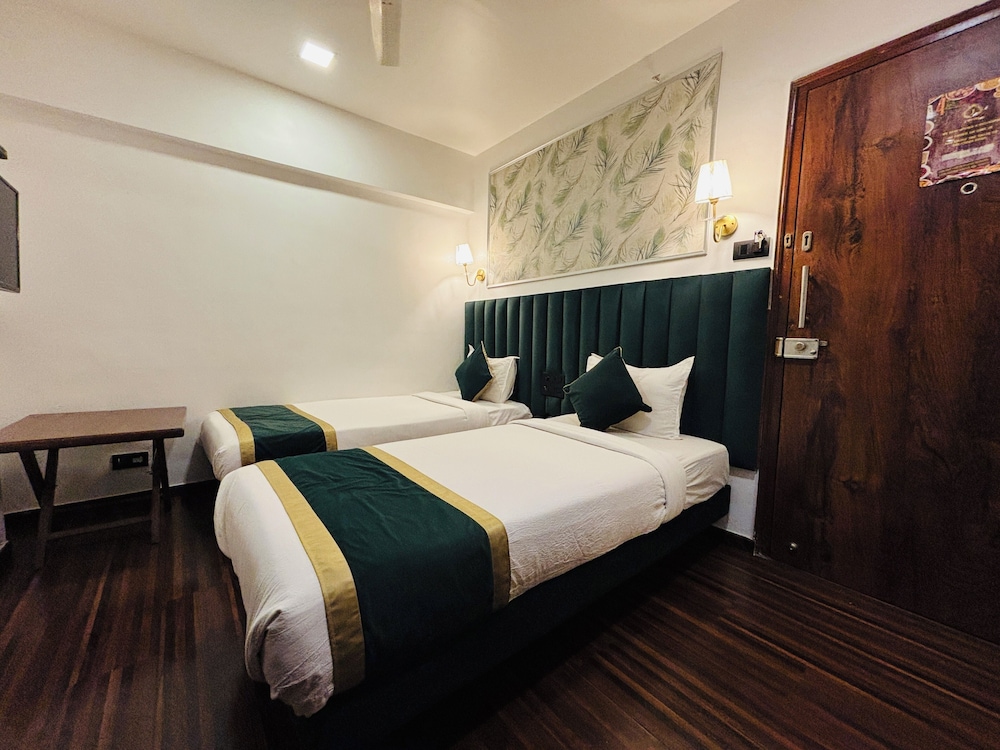 Suite, 2 Queen Beds, Non Smoking, Refrigerator & Microwave (Separate Living Room;with Sofabed) - Photo 3
