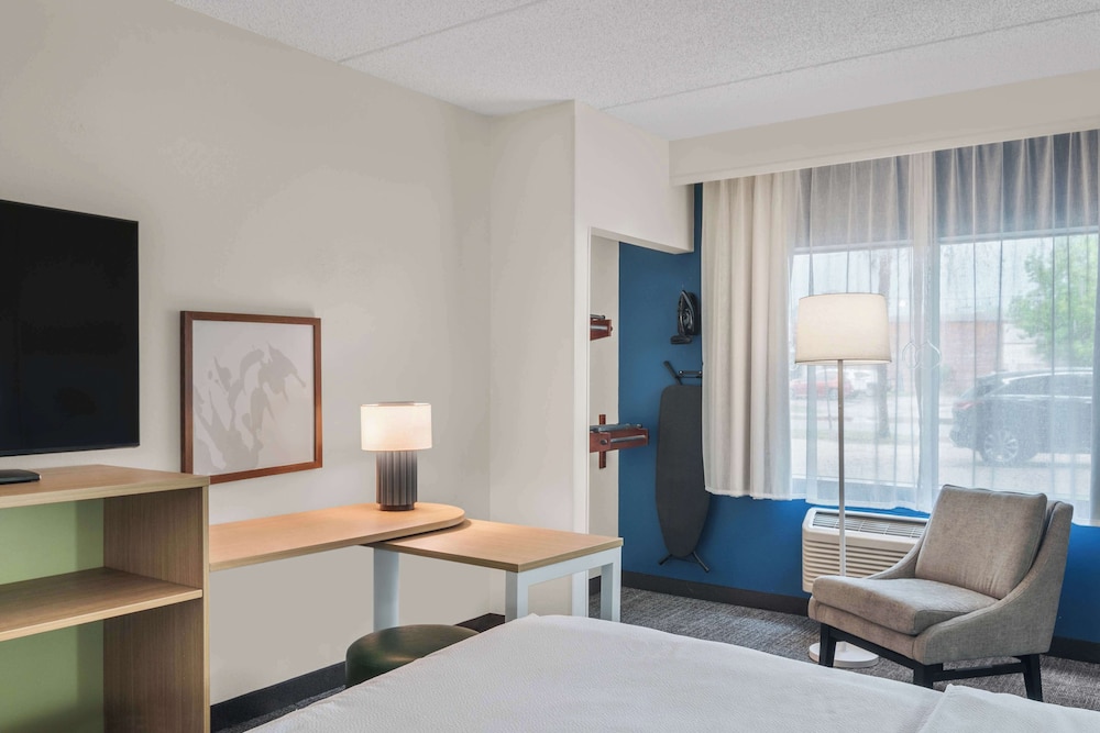 Room, 1 King Bed, Accessible (Mobility, Hearing, Roll-In Shower) - Photo 1