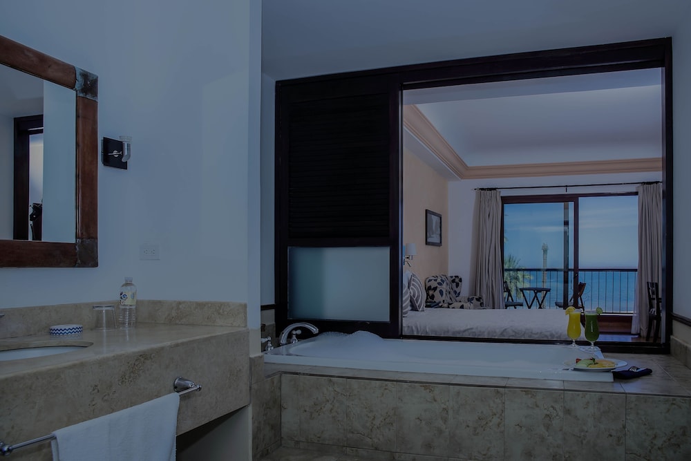Deluxe Studio Suite, 1 Queen Bed, Balcony, Sea View