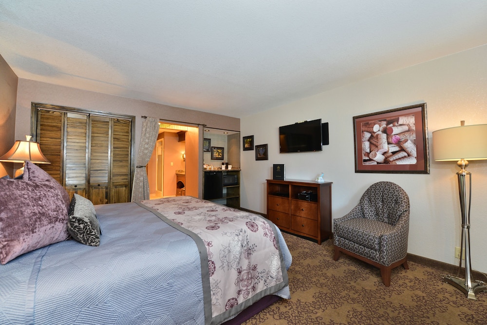 Romantic Room, 1 King Bed, Non Smoking, Jetted Tub - Photo 2