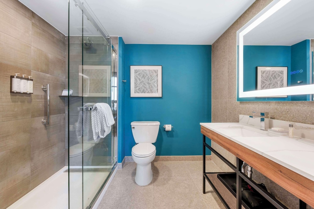 King Suite with City View photo 3