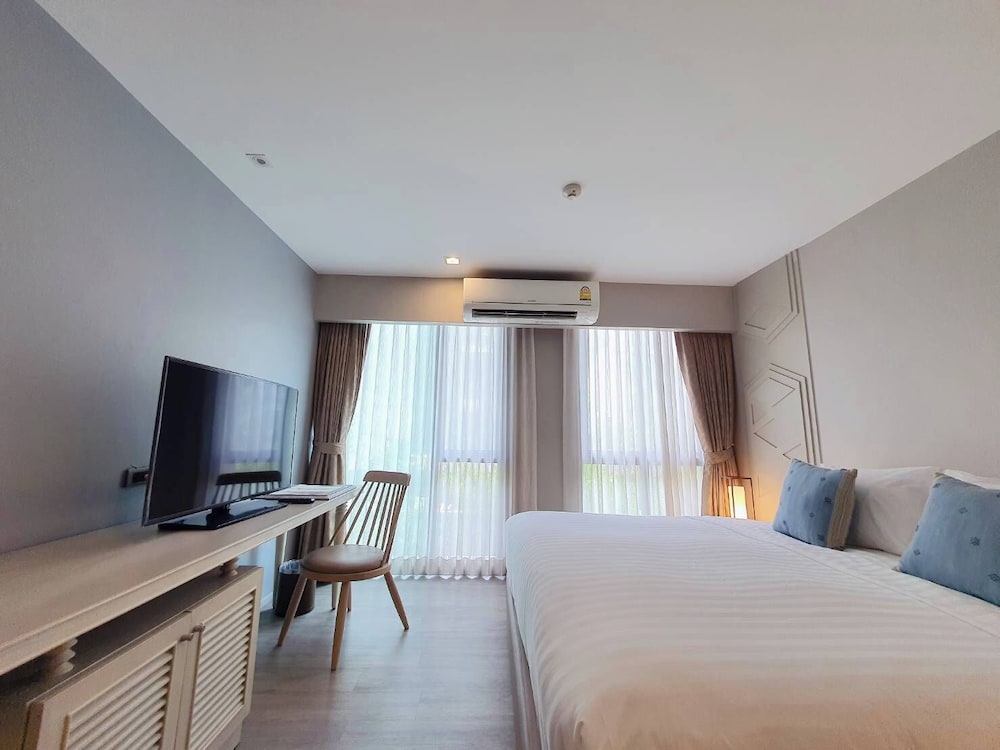 Suite, Pool View - Photo 6