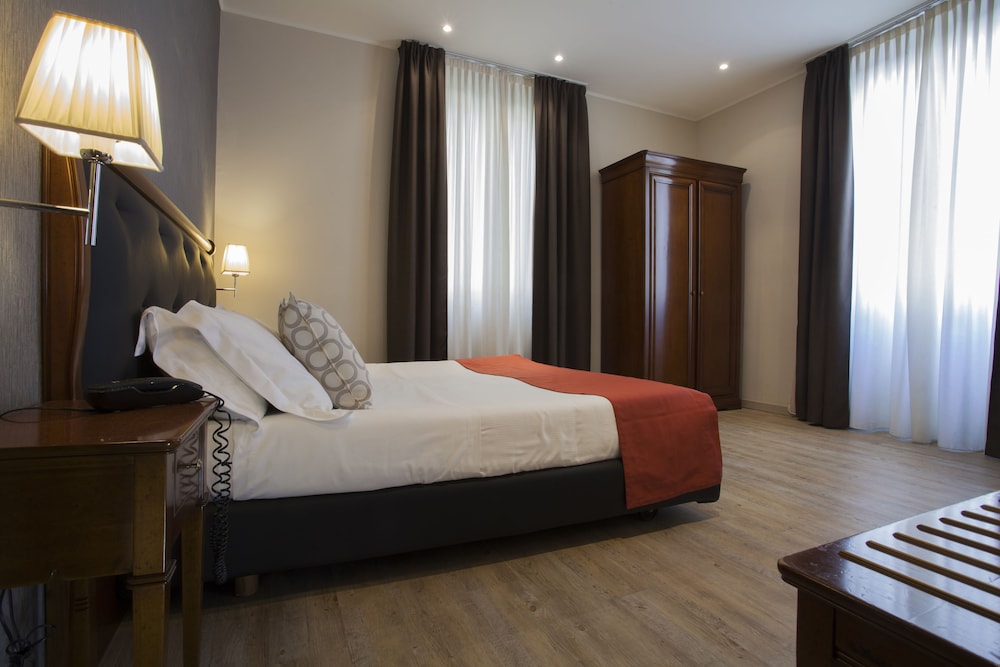 Deluxe Double Room, Partial Sea View - Photo 3