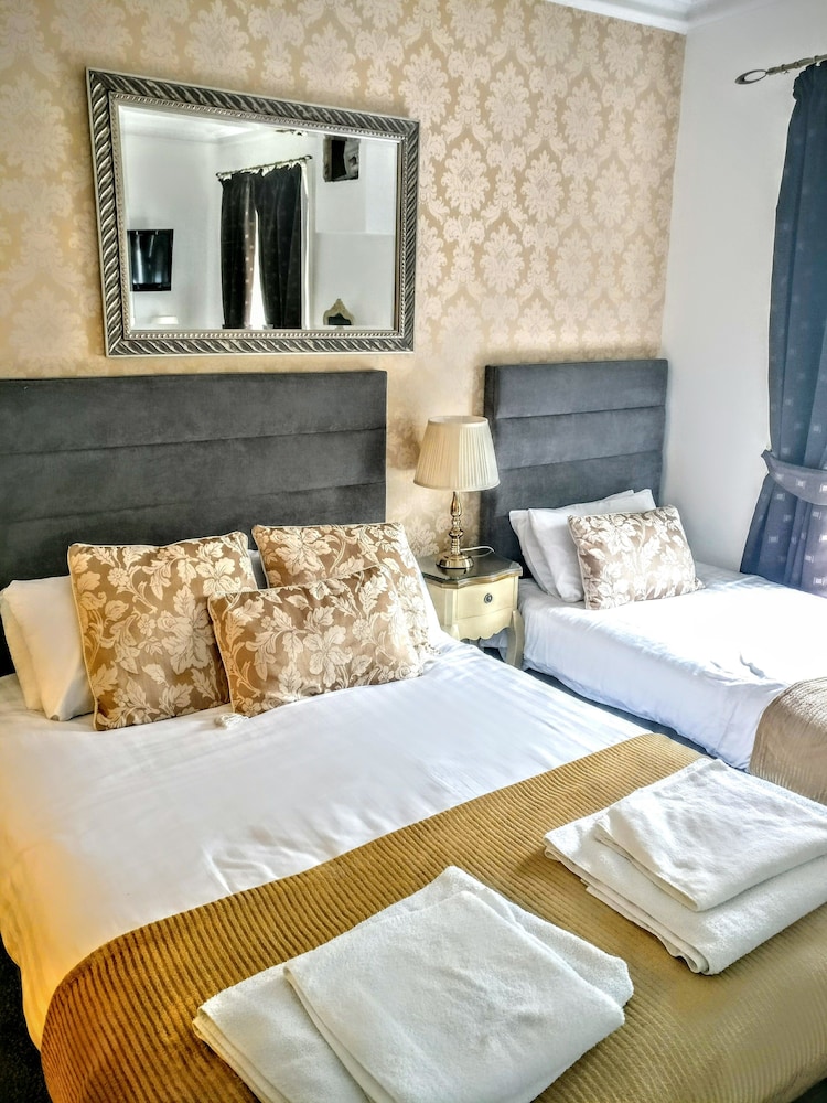 Standard Quadruple Room, Ensuite photo 2