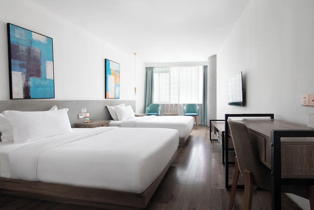 City Twin Room, Refrigerator, City View photo 3