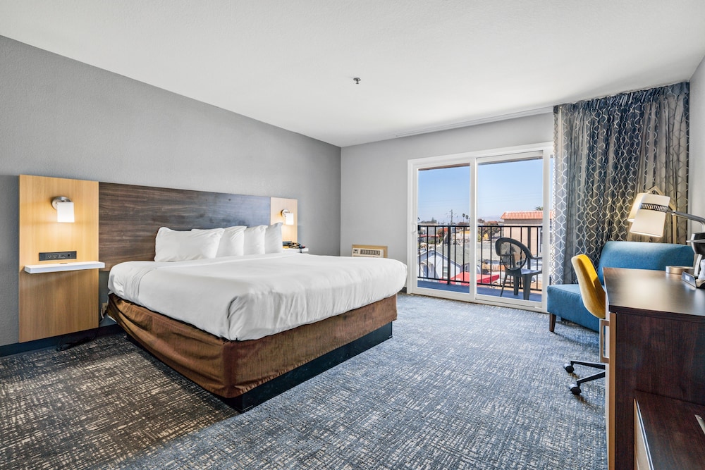 Deluxe Room, 1 King Bed, Balcony, Partial Ocean View - Photo 1