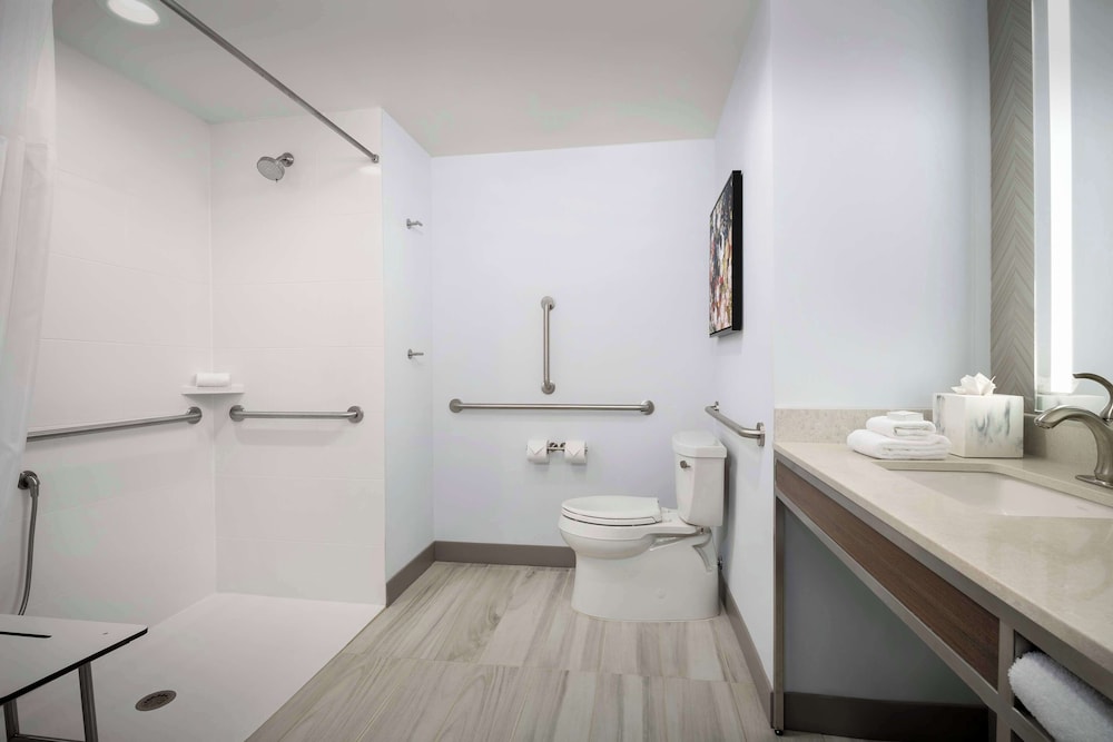 Room, 2 Queen Beds, Accessible (Roll-In Shower) - Photo 4