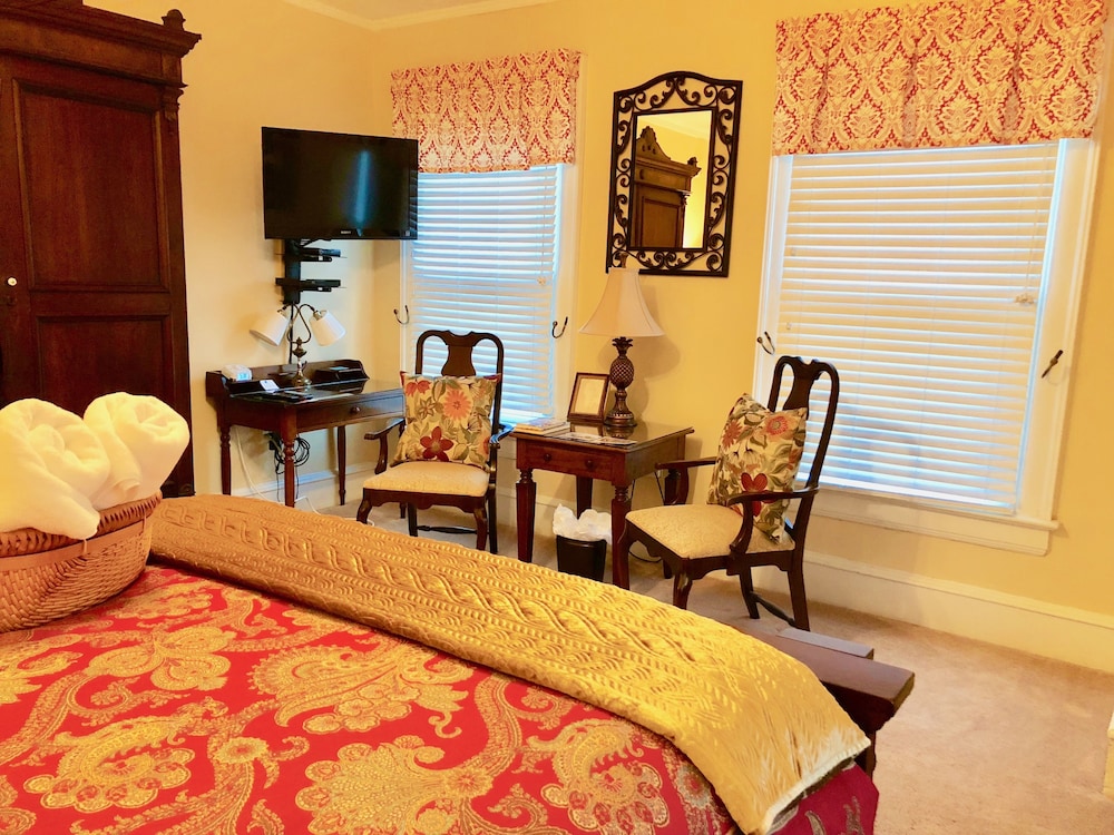 Premium Single Room, 1 Queen Bed, Ensuite, Garden View (James Wilson Room) photo 1