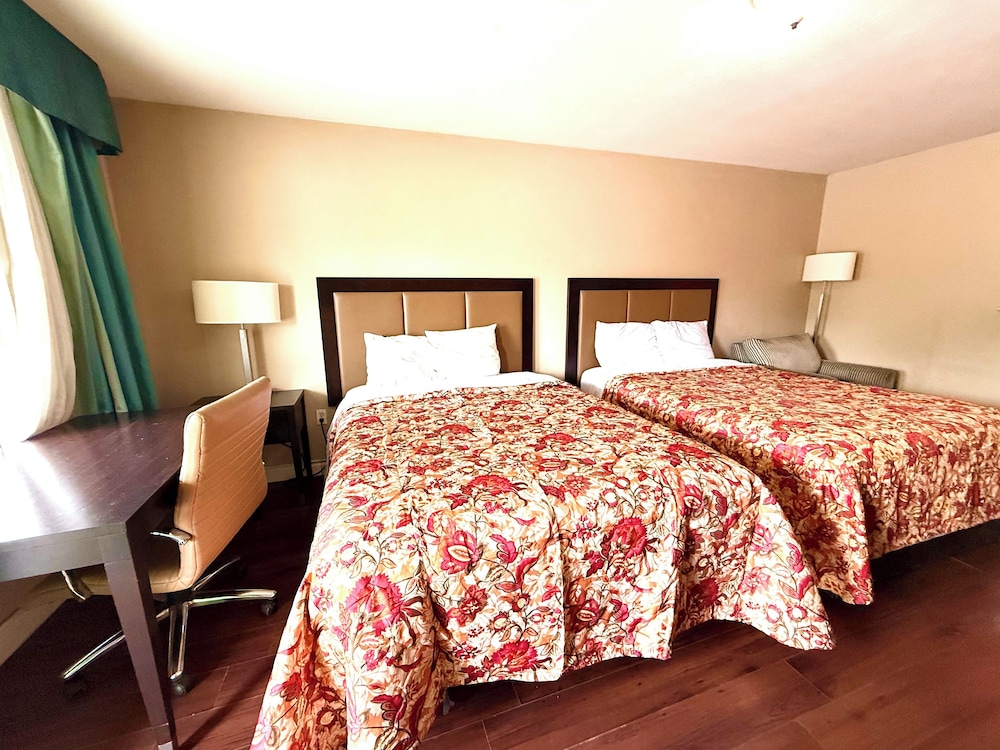 Standard Single Room, 2 Queen Beds, Smoking, Refrigerator & Microwave photo 3