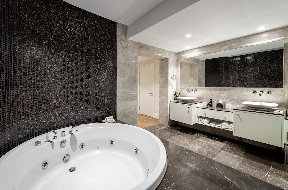 Signature Suite