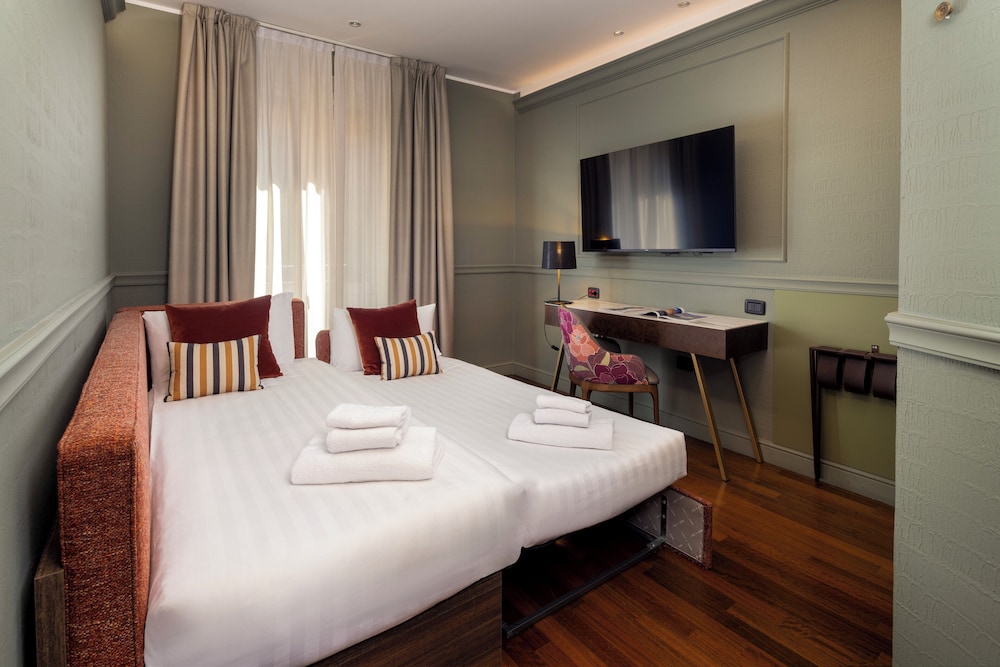 Suite, 1 King Bed with Sofa bed - Photo 1
