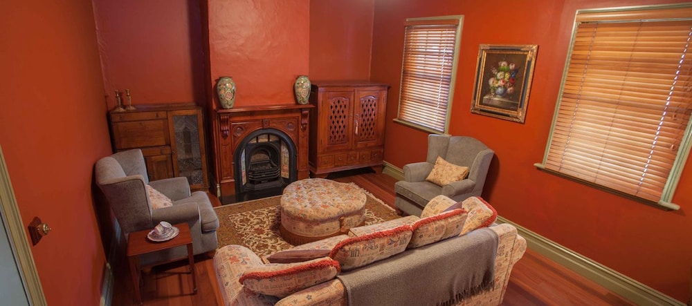 Standard Suite, 2 Bedrooms, Non Smoking, Shared Bathroom (Linger Longer @ Leslie St) photo 2