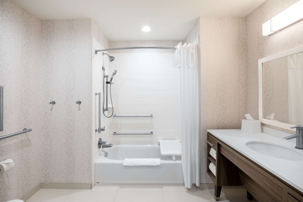 Suite, 1 King Bed, Accessible (Hearing) - Photo 4