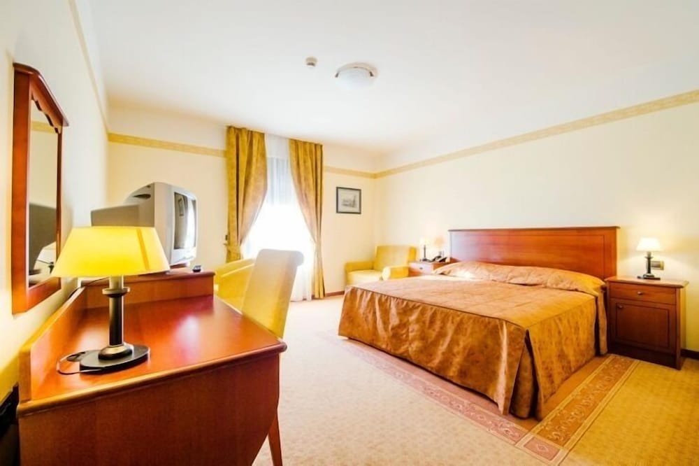 Comfort Double Room, 1 Queen Bed, Non Smoking, Partial Ocean View (with King Bed) photo 3