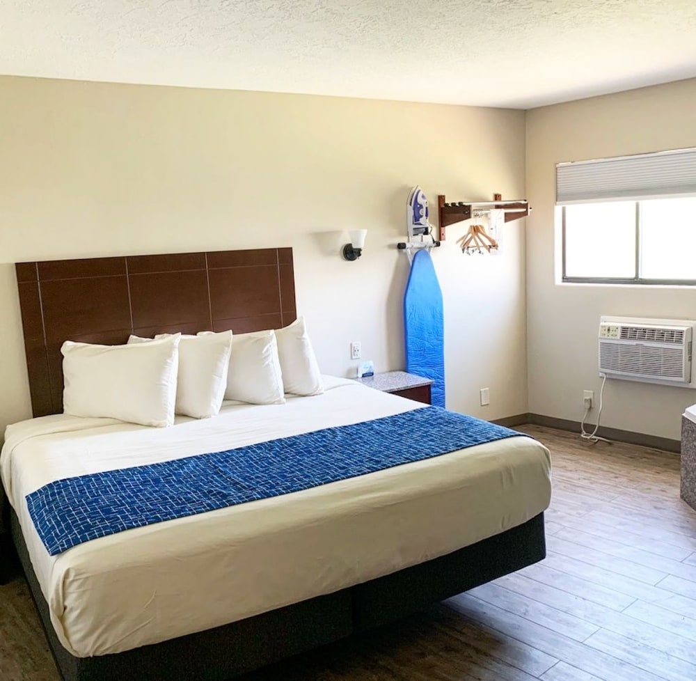 Room, 1 King Bed, Non Smoking, Hot Tub - Photo 2