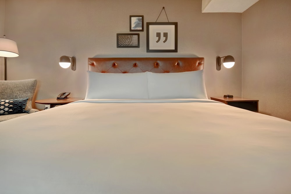 Executive Suite, 1 King Bed with Sofa bed - Photo 1