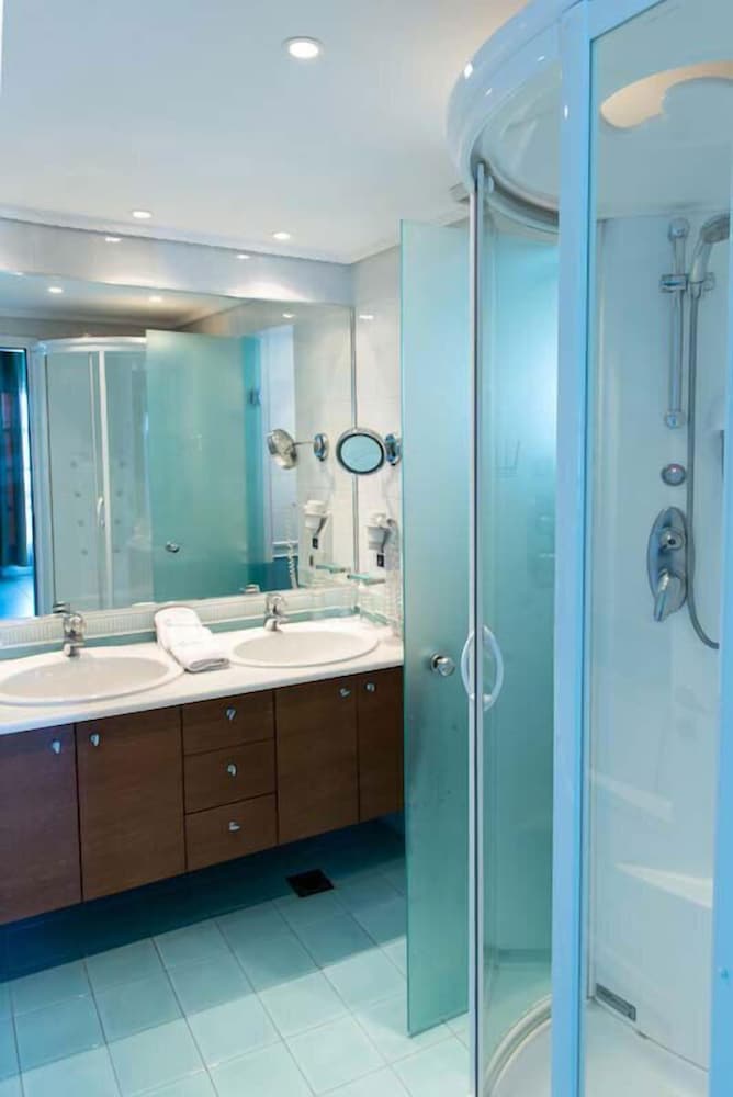 Deluxe Room - Photo 8