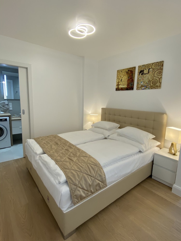 Business Studio, 1 Queen Bed, Non Smoking, Courtyard Area