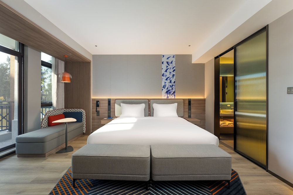 Standard Room, 1 King Bed, Balcony, Garden View (Extra Floor Space) photo 3