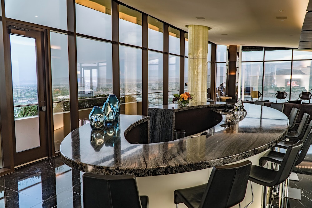 One 80 Suite - Photo 5