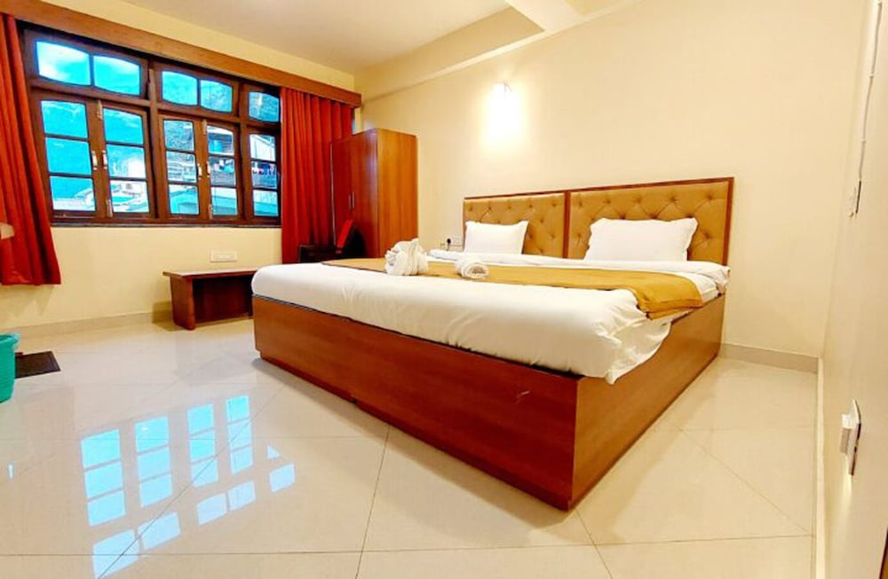 Classic Double Room, 1 King Bed, Private Bathroom, Mountain View