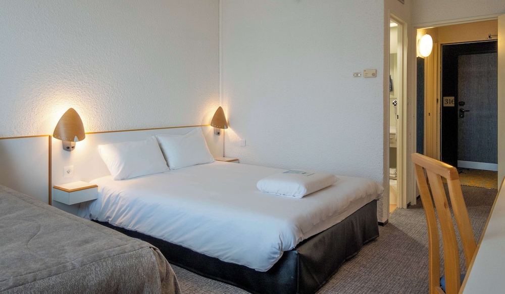 Standard Room, 2 Twin Beds - Photo 6