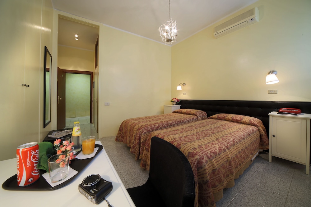 Standard Room, 2 Twin Beds - Photo 4
