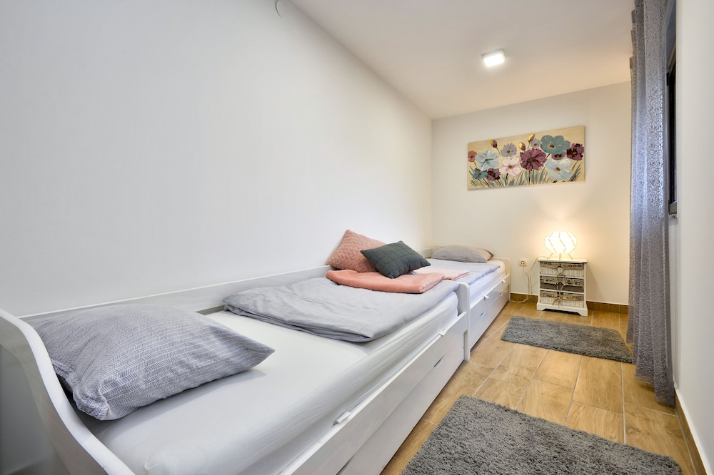 Florica Apartment