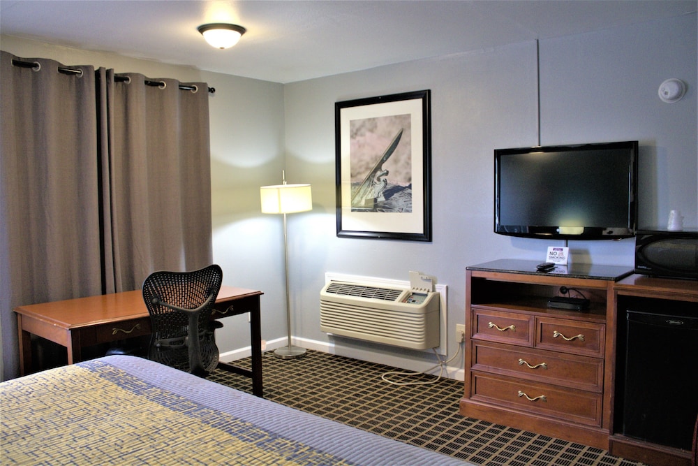Deluxe Room, 1 King Bed photo 2
